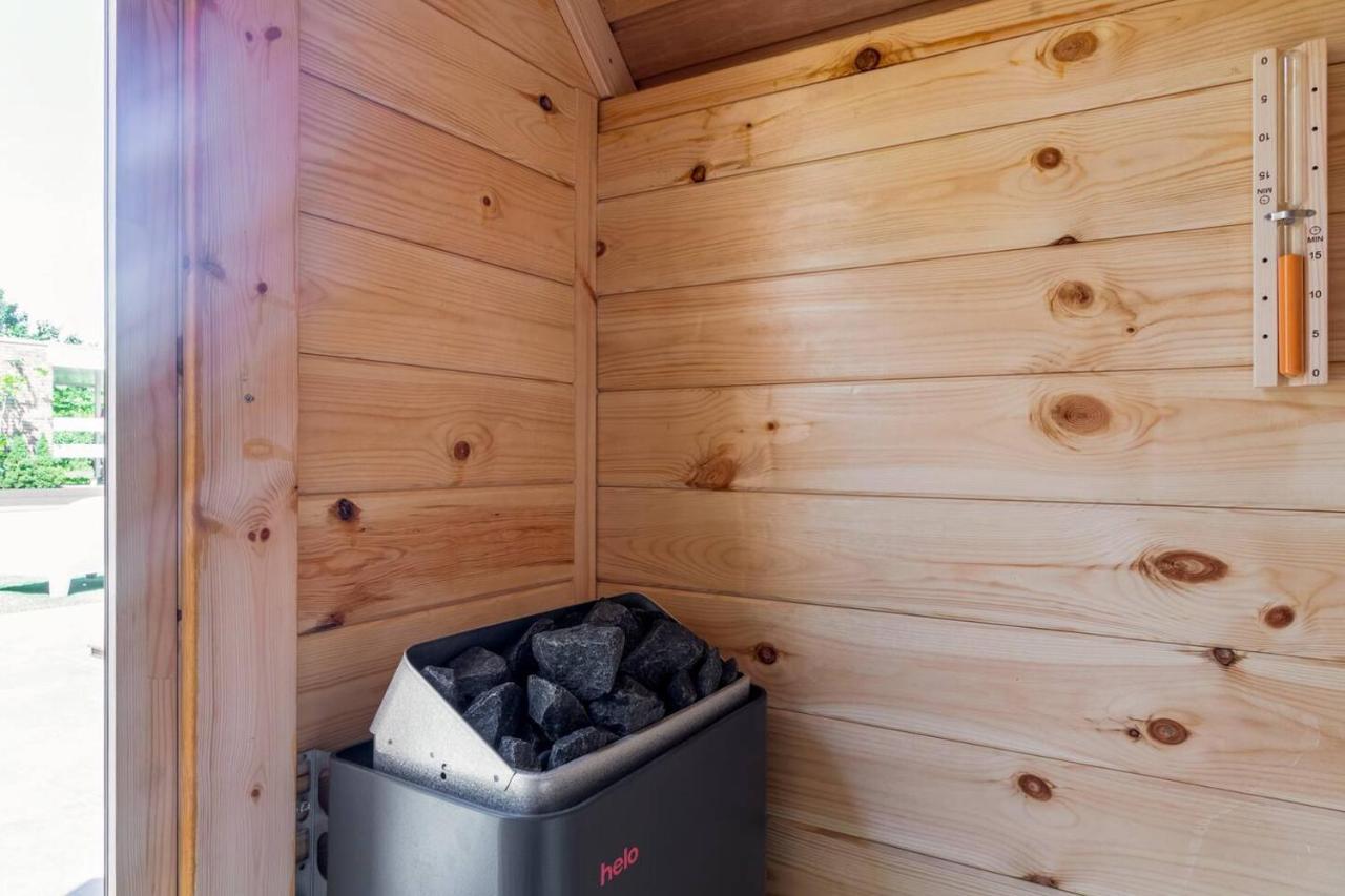Green Tiny House With Shared Pool เซโวลเดอ ภายนอก รูปภาพ