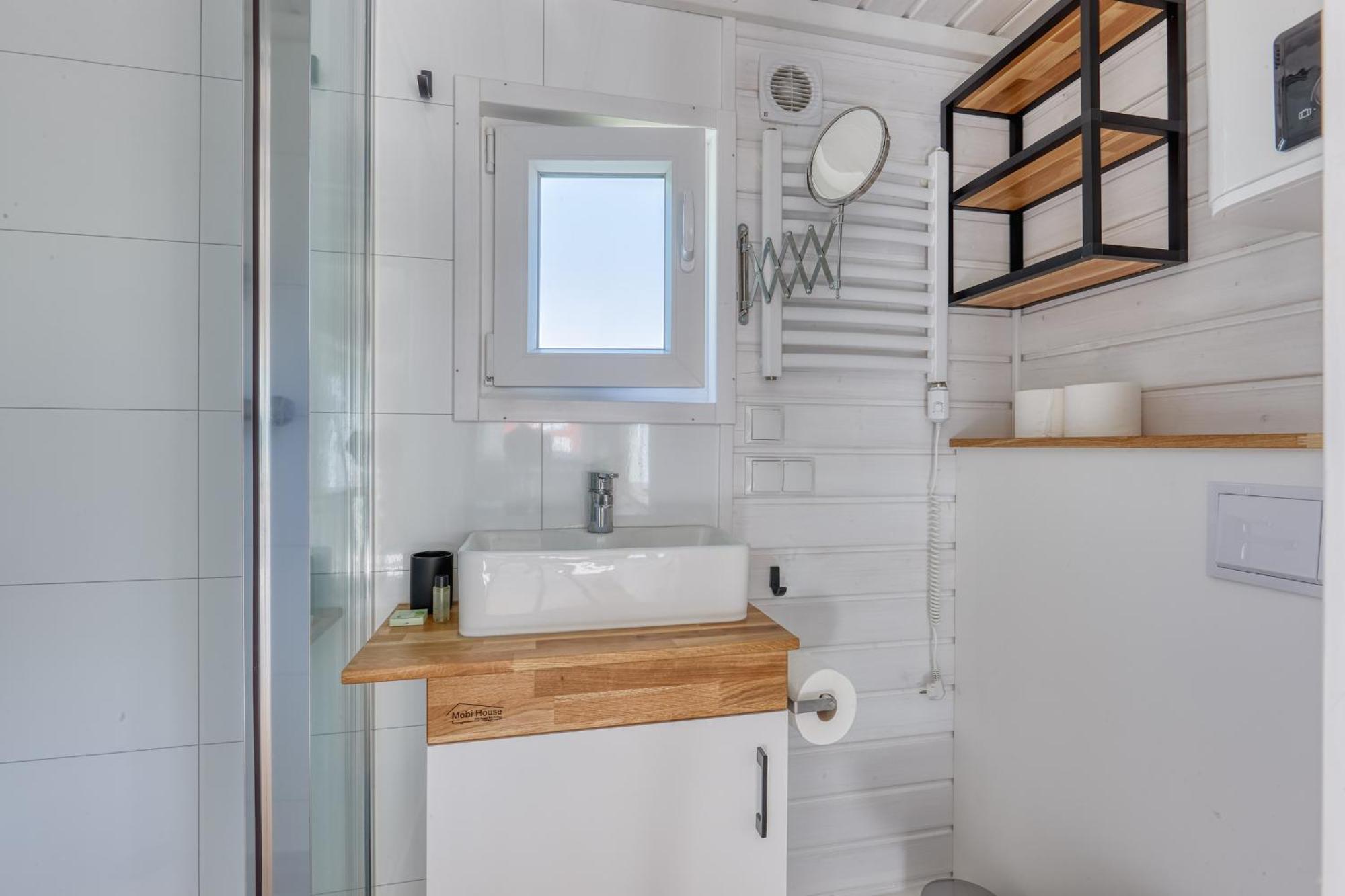 Green Tiny House With Shared Pool เซโวลเดอ ภายนอก รูปภาพ